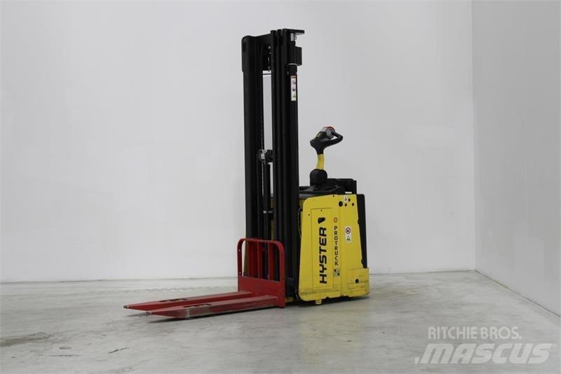 Hyster S1.5S Self propelled stackers
