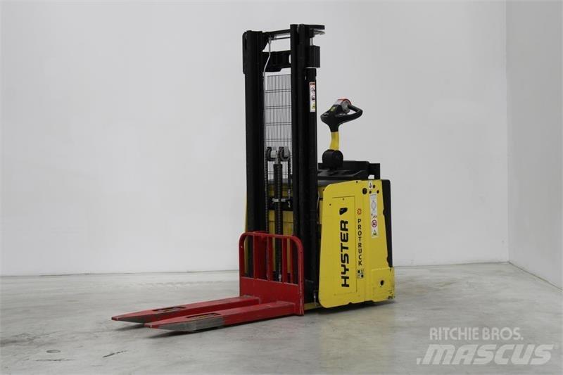Hyster S1.5S Self propelled stackers