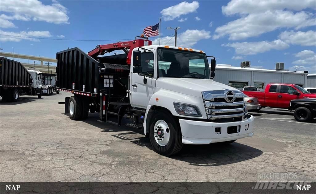 Hino L7 Grapples