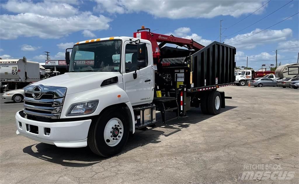 Hino L7 Grapples