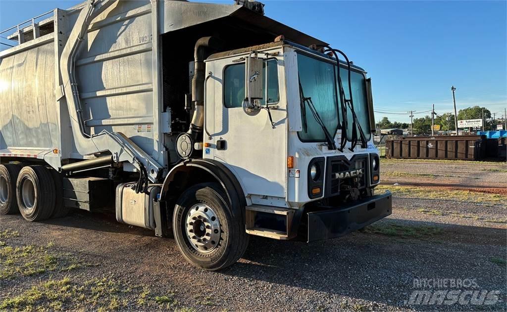 Mack 600 Waste trucks