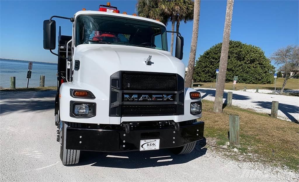 Mack MD6 Grapples
