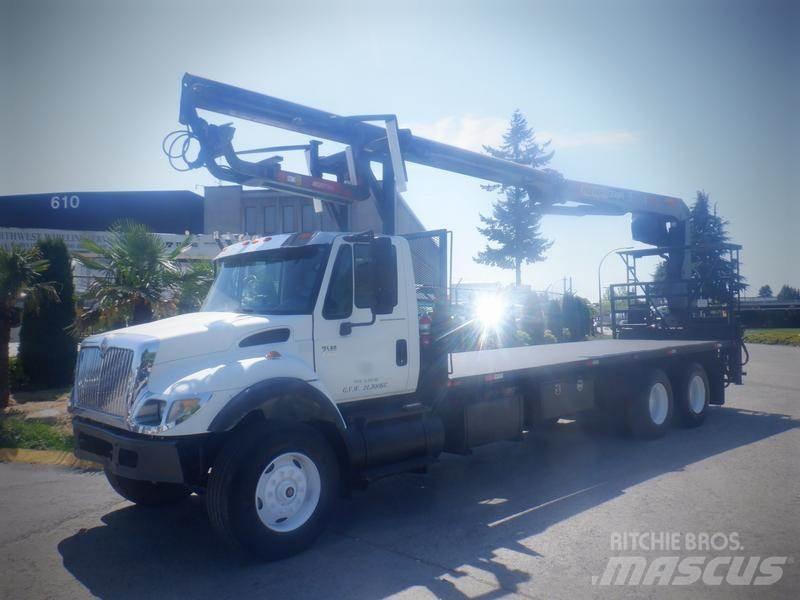 International 7500 Truck mounted cranes