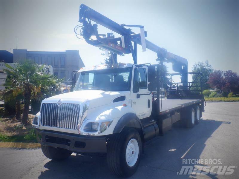 International 7500 Truck mounted cranes