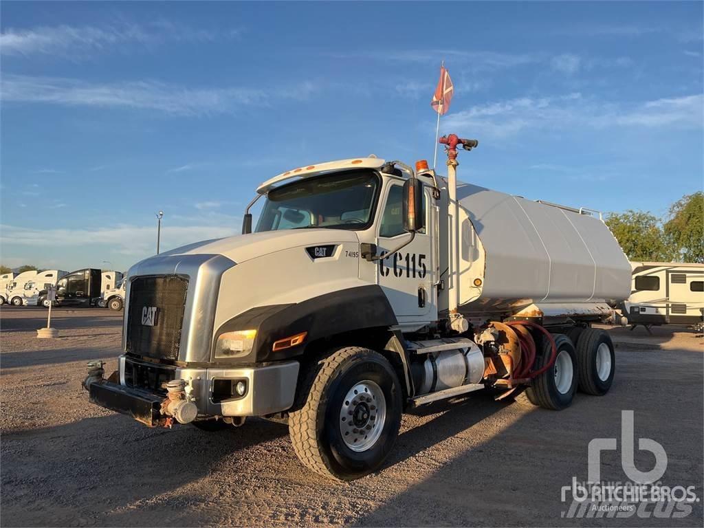 CAT CT660S Water bowser
