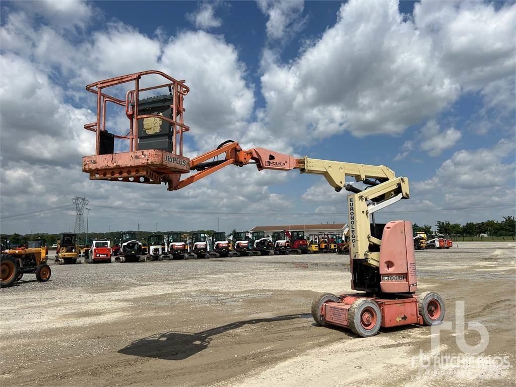 JLG E300AJP Hoists and material elevators