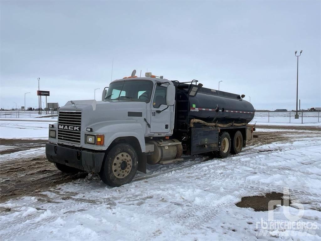 Mack CHN613 Water bowser