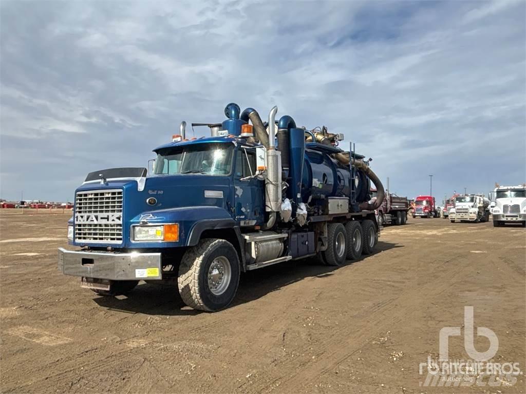 Mack CL713 Commercial vehicle