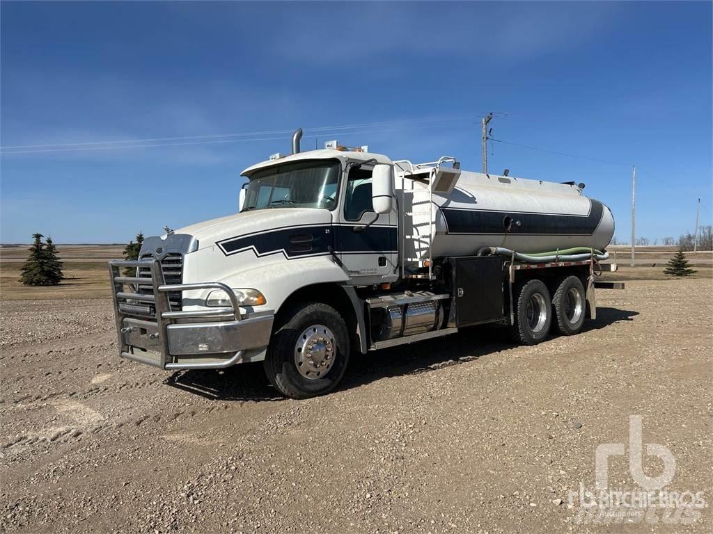Mack CX613 Water bowser