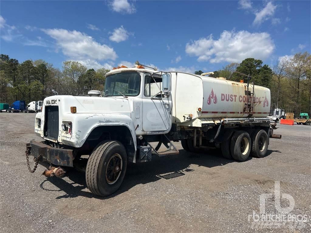 Mack RD685S Water bowser