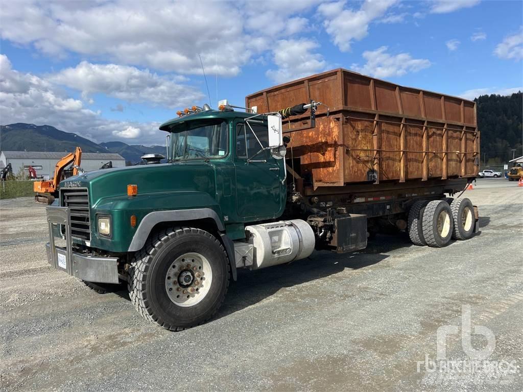 Mack RD688S Demountable trucks