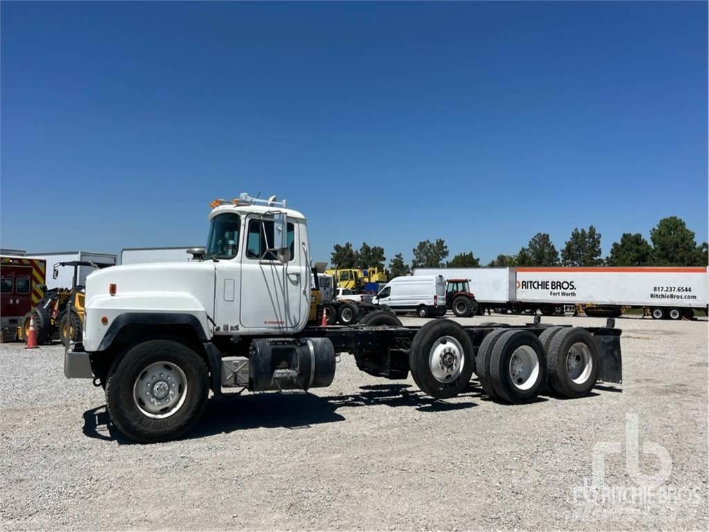 Mack RD688S Chassis Cab trucks