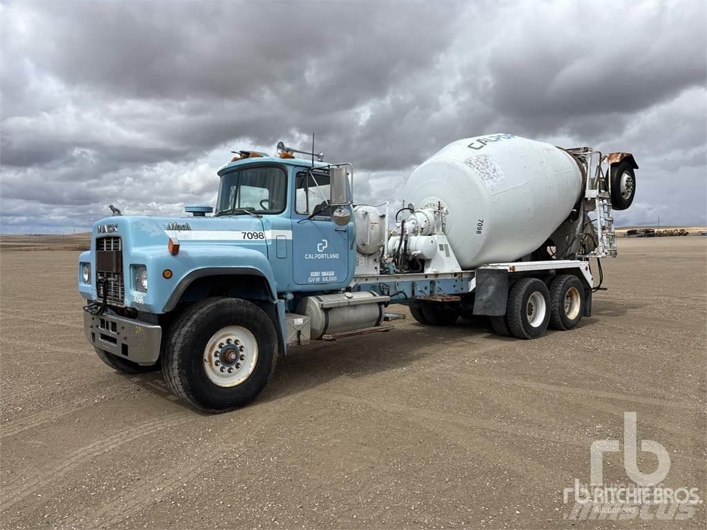 Mack RD690S Concrete trucks