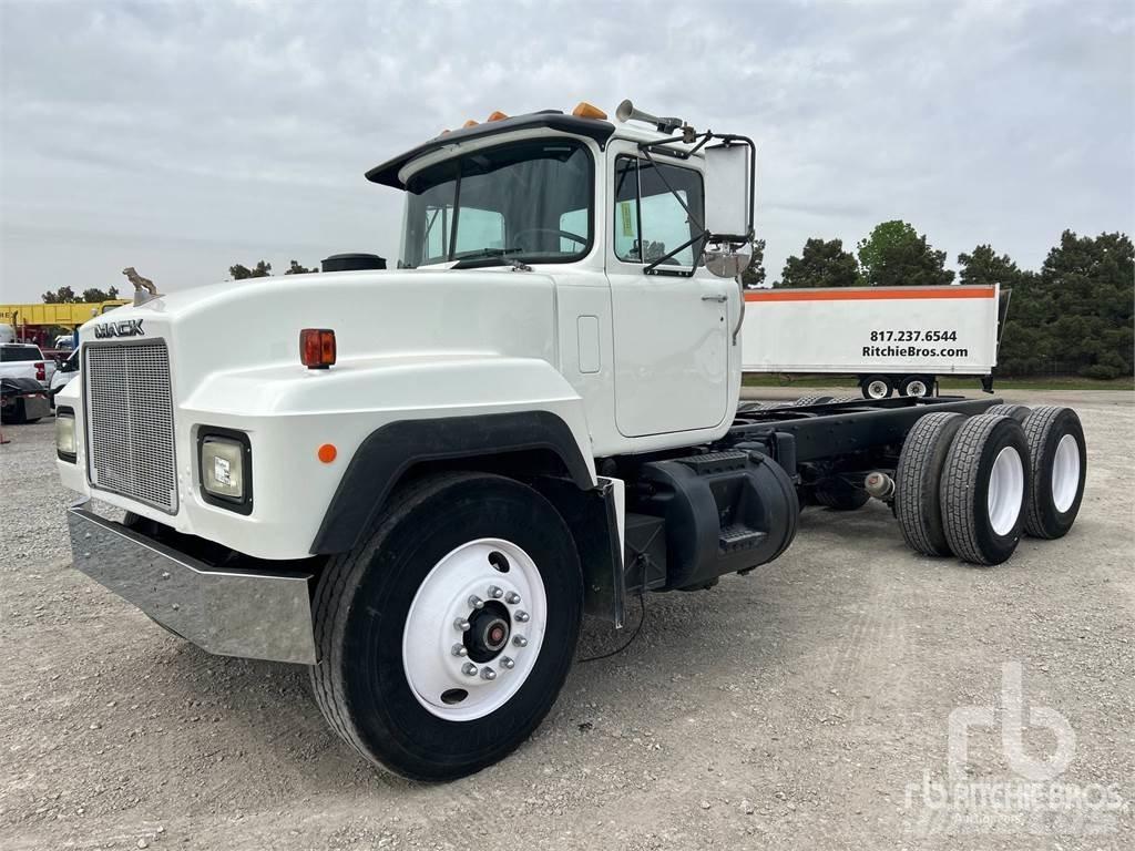 Mack RD690S Chassis Cab trucks