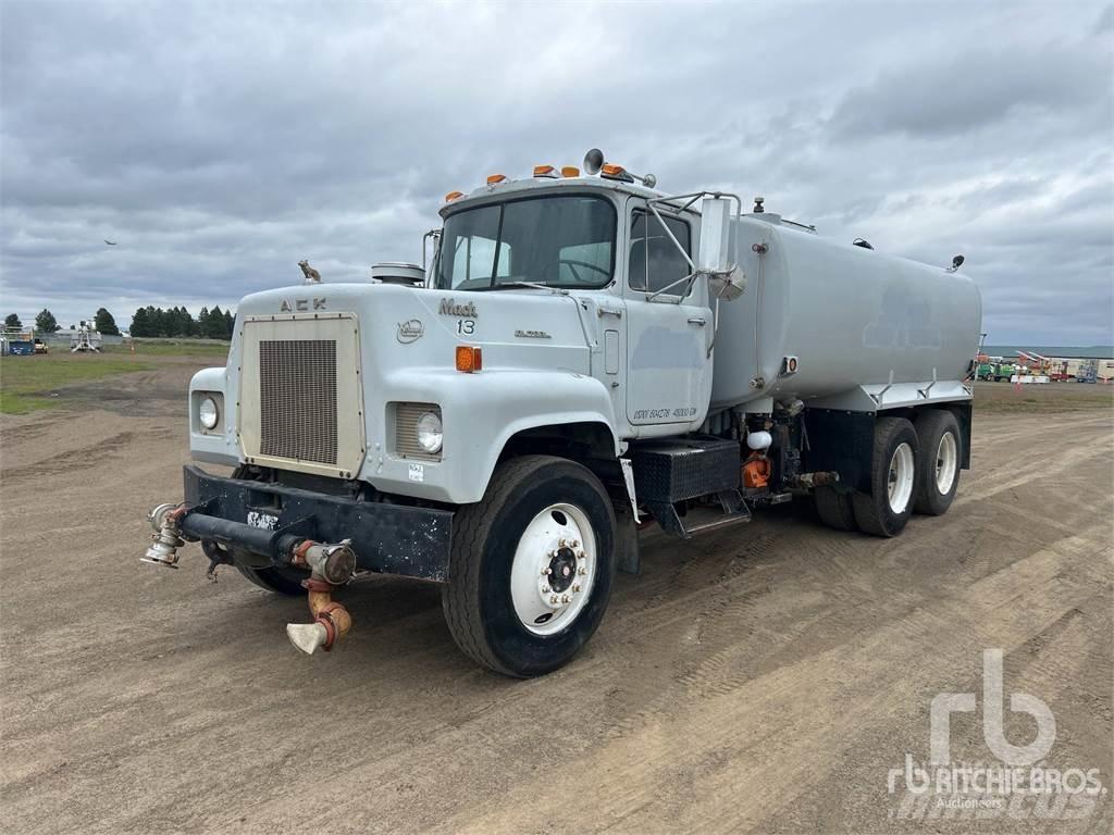 Mack RS686LST Water bowser