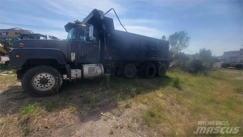 Mack RD6885 Tipper trucks