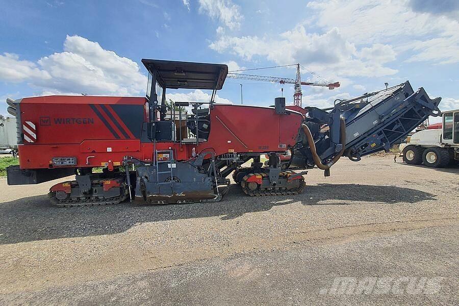Wirtgen W 220 Asphalt cold milling machines