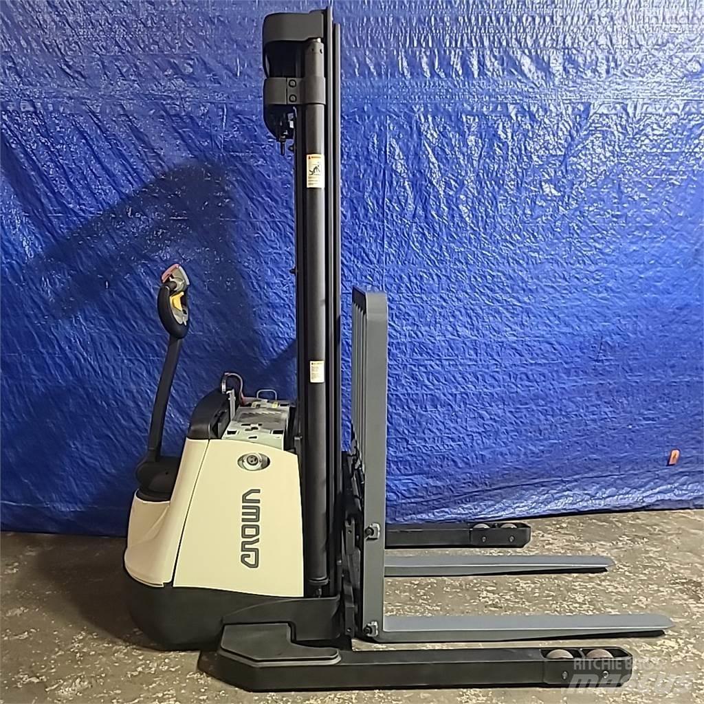 Crown SX3000-40 Self propelled stackers