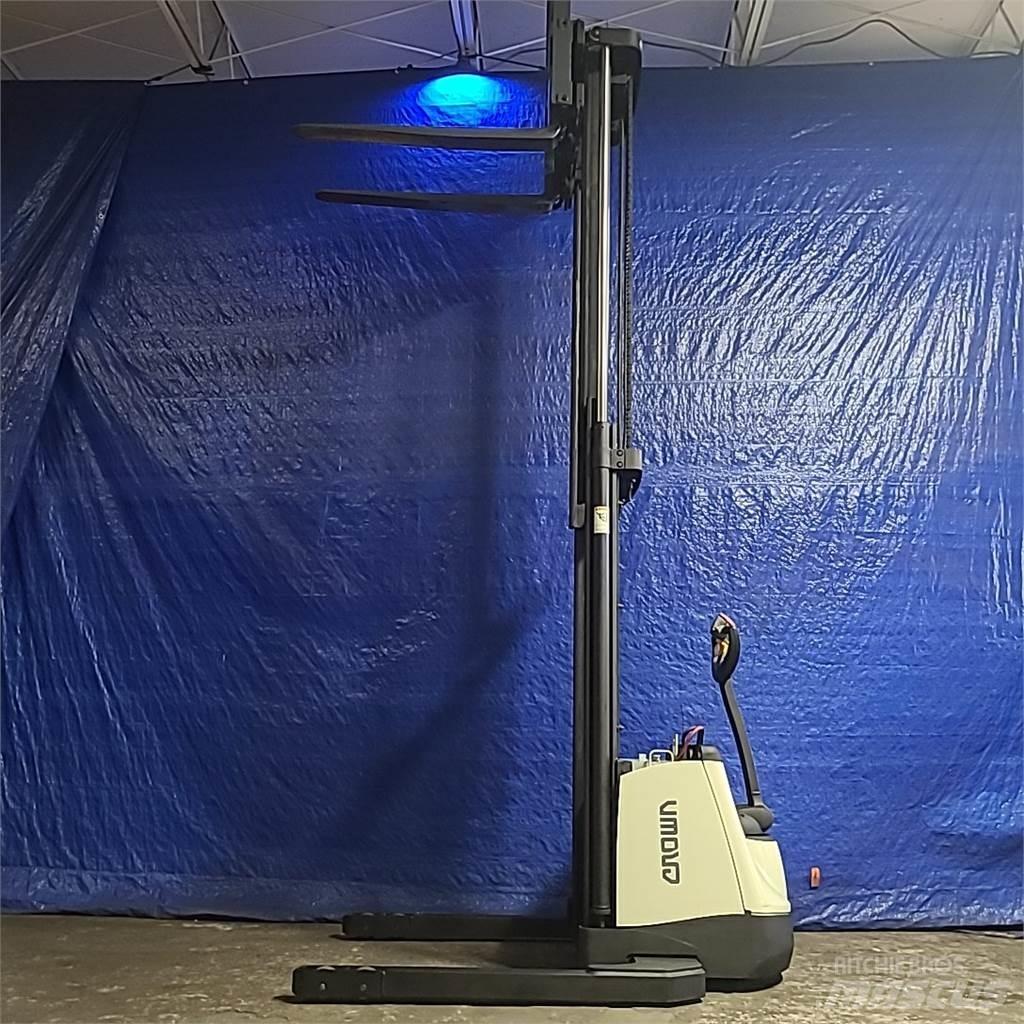 Crown SX3000-40 Self propelled stackers