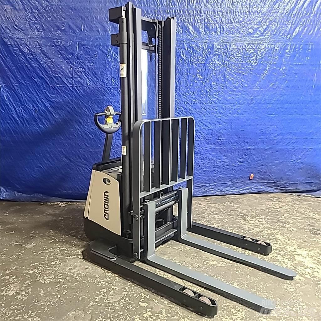 Crown SX3000-40 Self propelled stackers