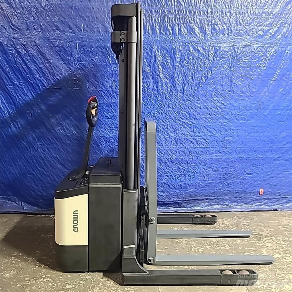 Crown WS2300 Self propelled stackers