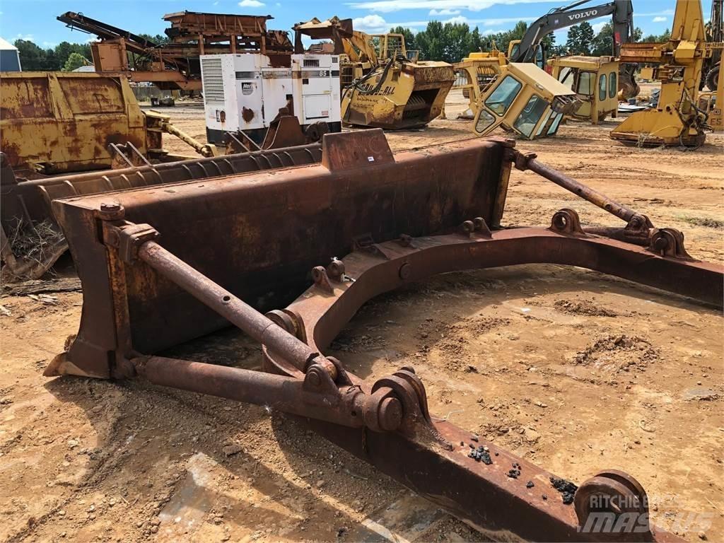 CAT D7 Blades
