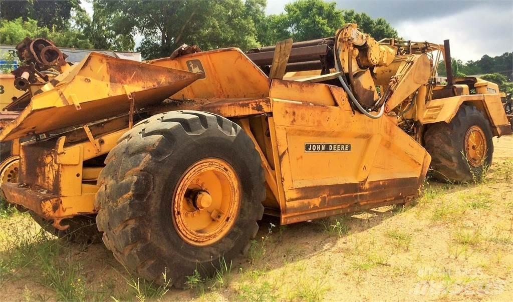 John Deere 762 Scrapers