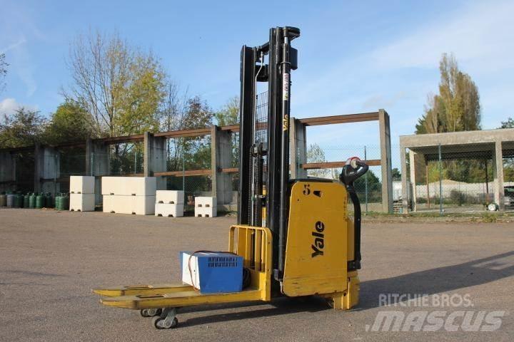 Yale MS14AC Pedestrian stacker