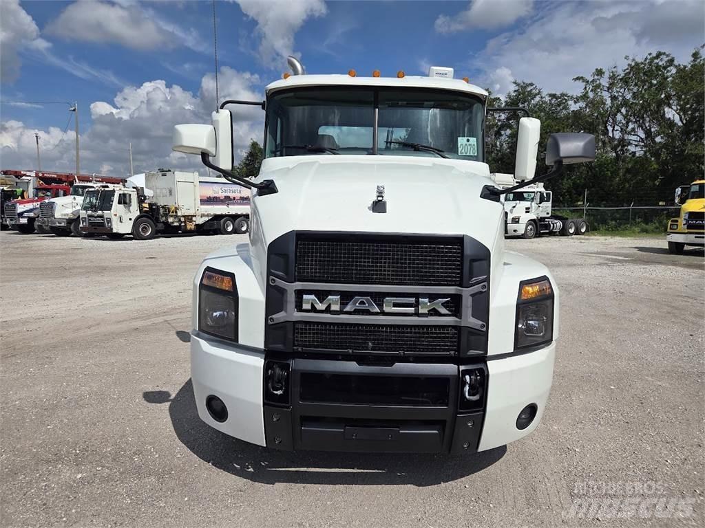 Mack AN64T Prime Movers