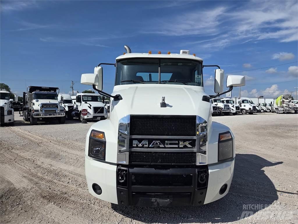 Mack AN64T Prime Movers