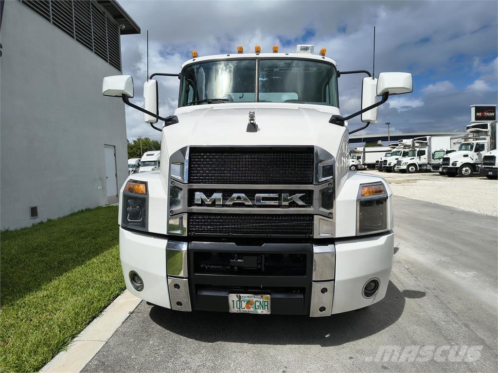 Mack AN64T Prime Movers