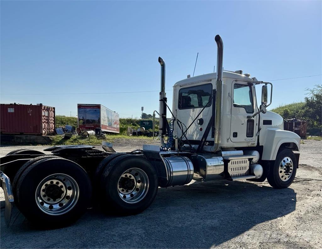Mack CHU613 Prime Movers