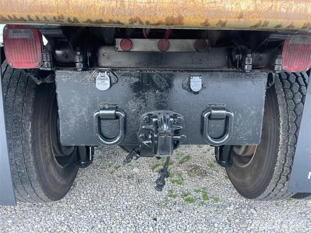Mack GR64FR Tipper trucks