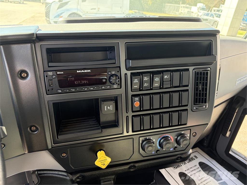 Mack MD6 42R Box trucks
