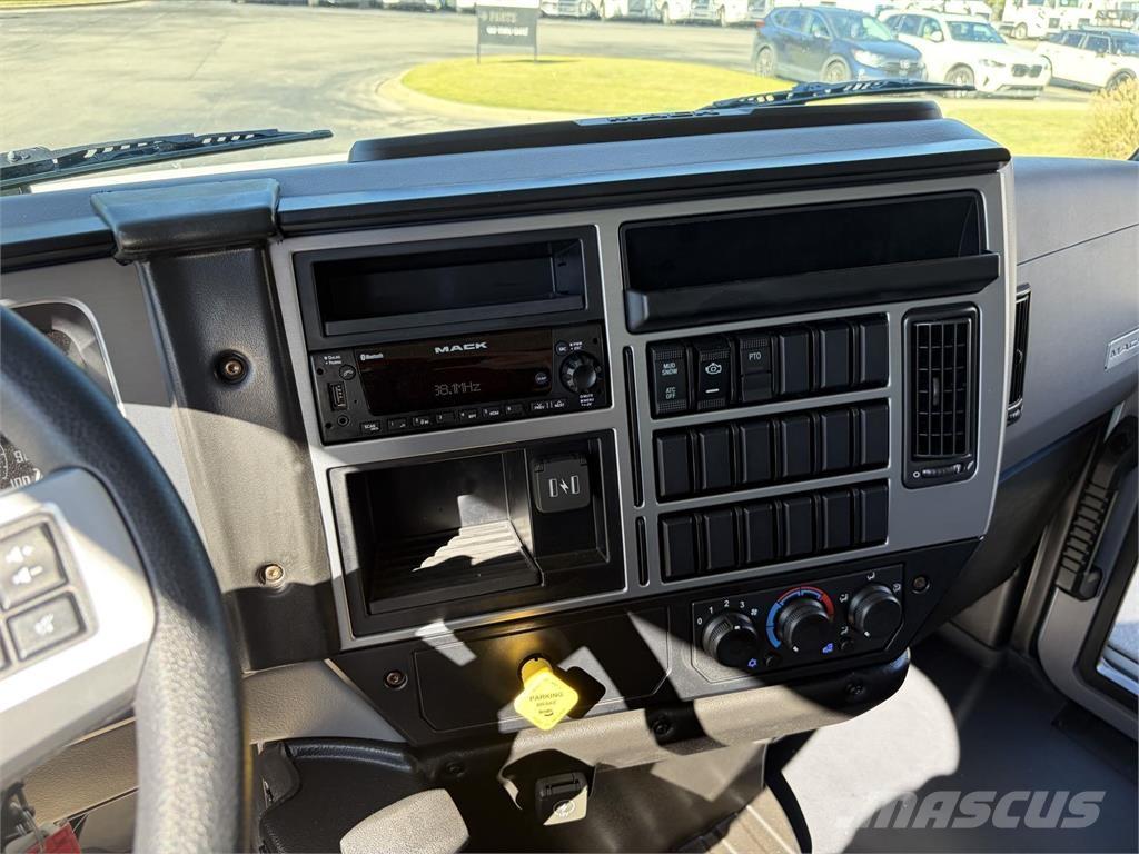 Mack MD6 42R Box trucks