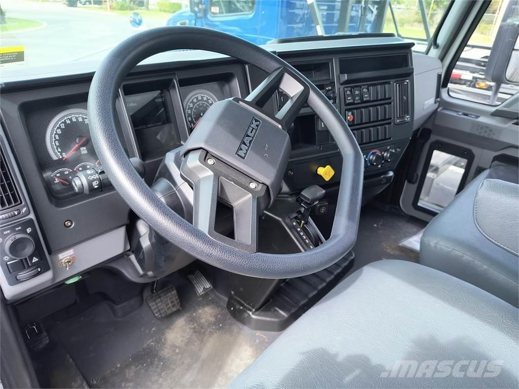 Mack MD6 42R Box trucks