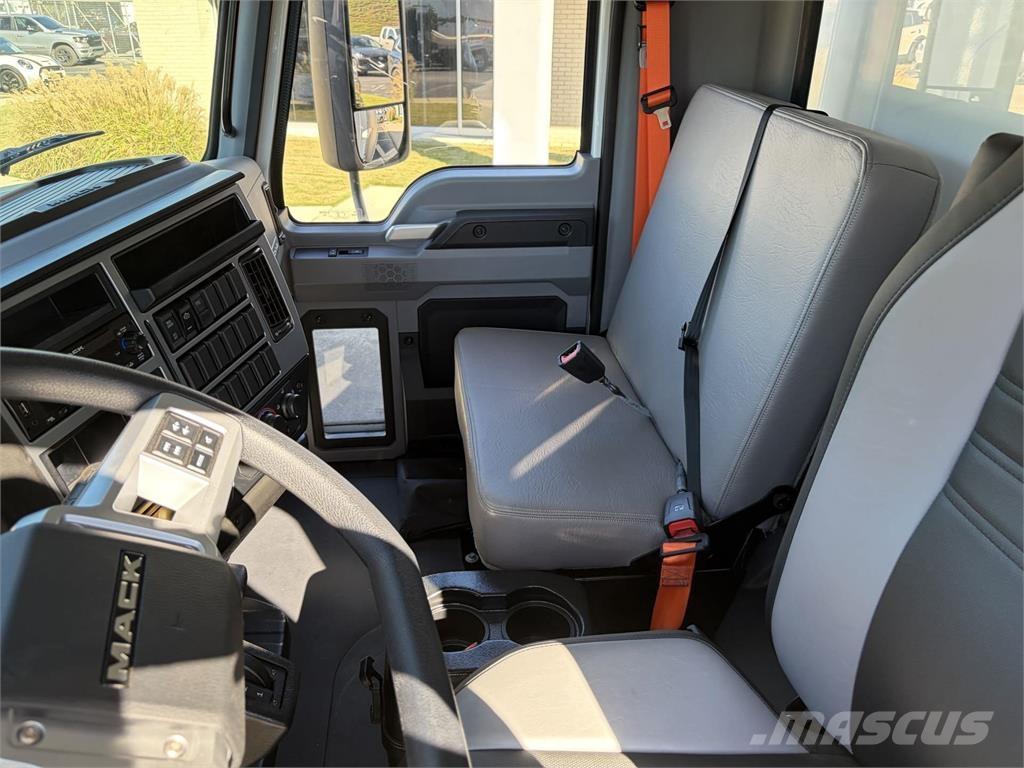 Mack MD6 42R Box trucks