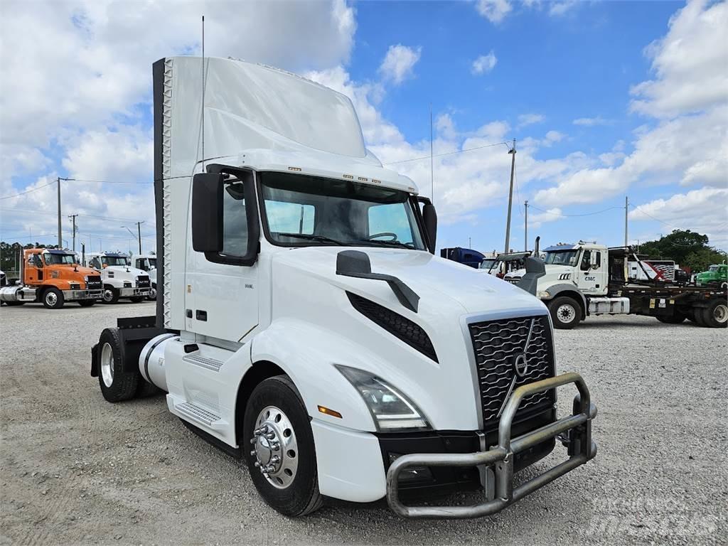 Volvo VNL42T300 Prime Movers