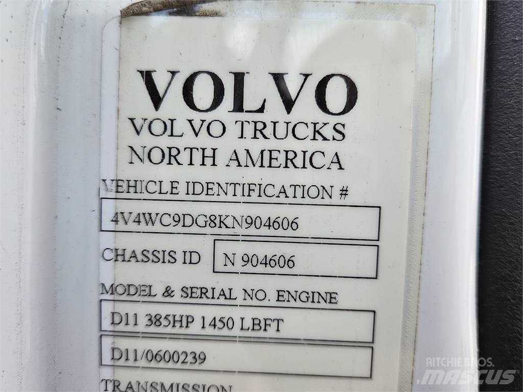 Volvo VNL64T300 Prime Movers