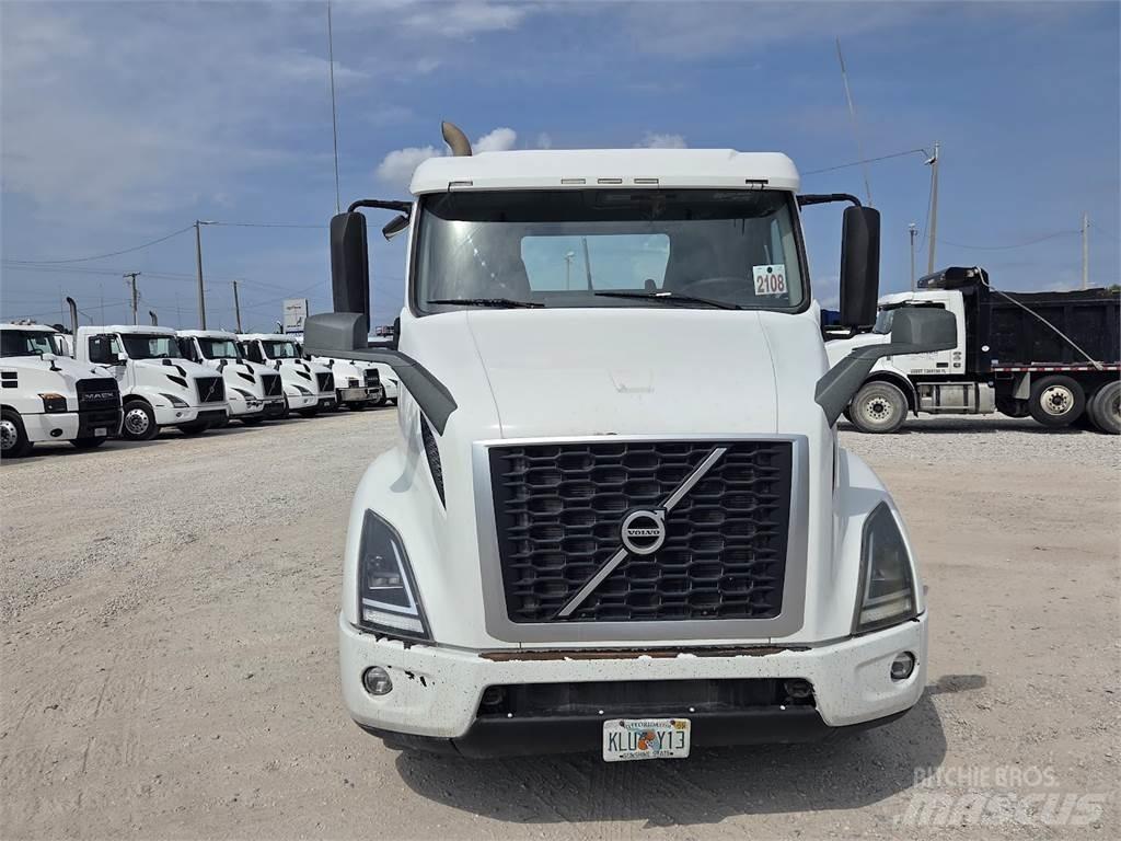 Volvo VNL64T300 Prime Movers