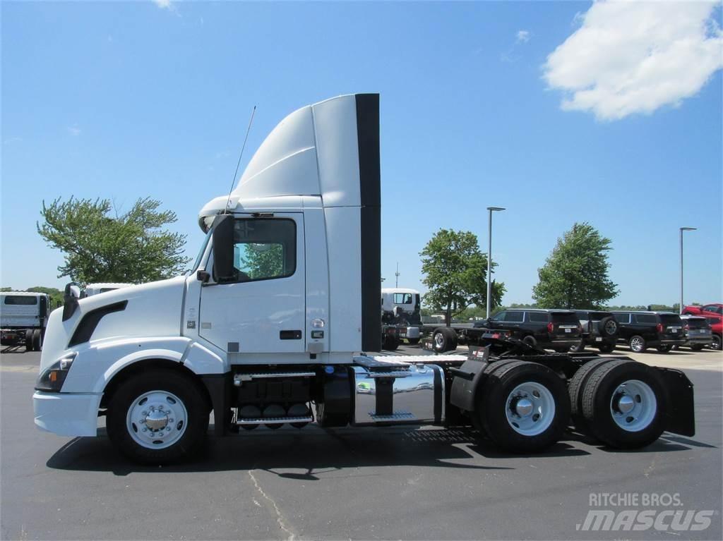 Volvo VNL64T300 Prime Movers