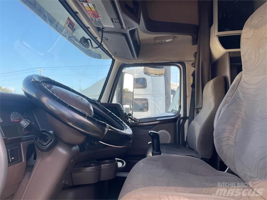 Volvo VNL64T670 Prime Movers