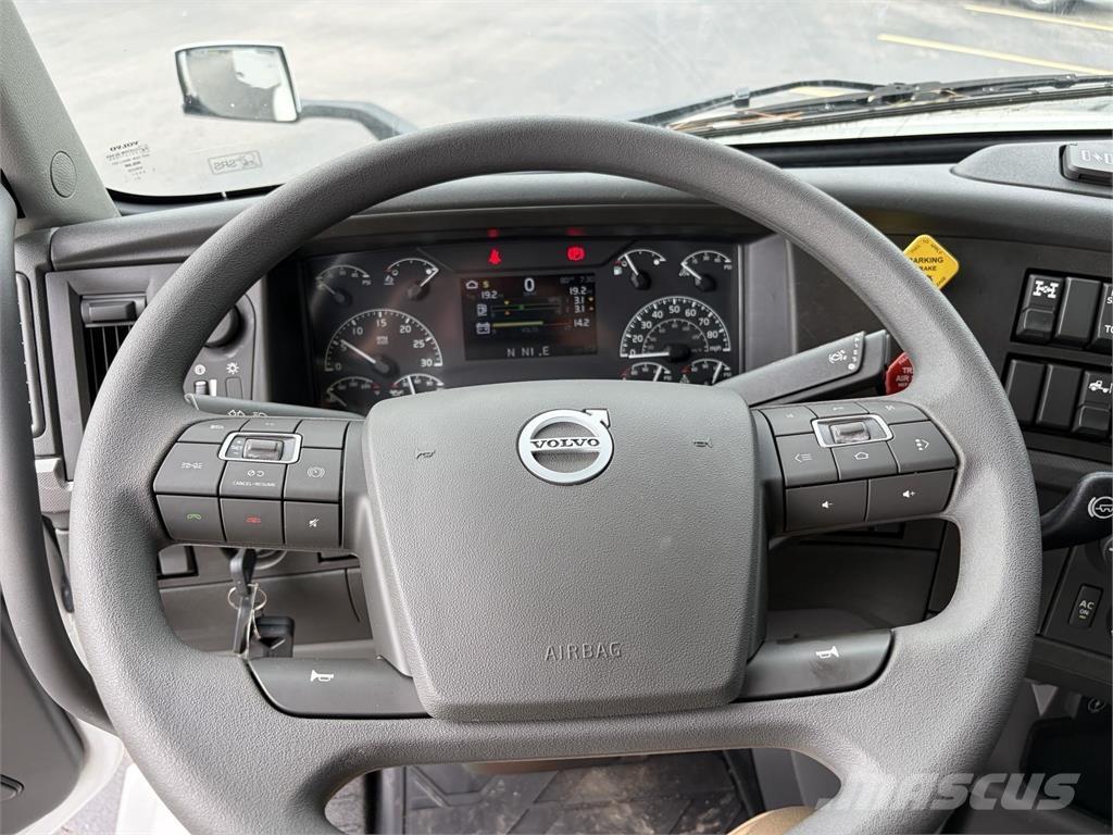 Volvo VNL64T740 Prime Movers