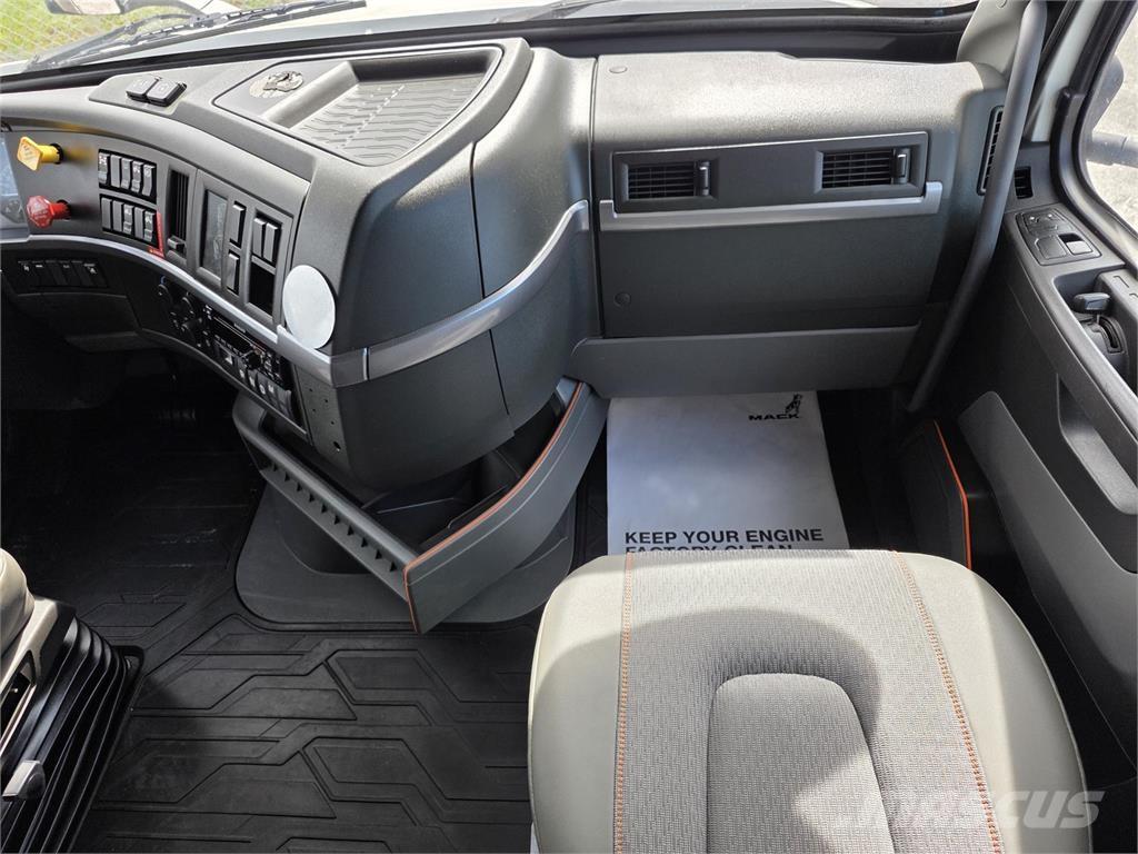 Volvo VNL64T760 Prime Movers