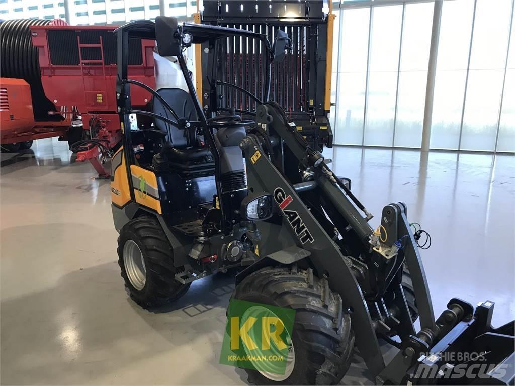 GiANT G2200E Front loaders and diggers
