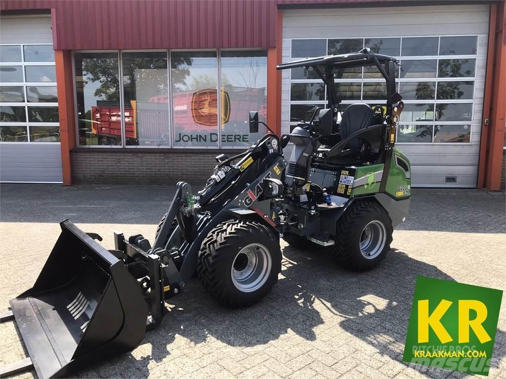 GiANT G2200E Front loaders and diggers