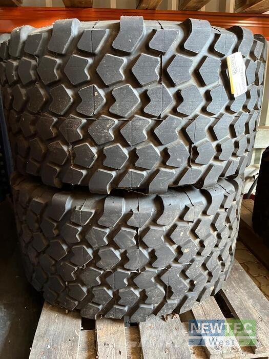  KR445/45R19.5 Tyres, wheels and rims