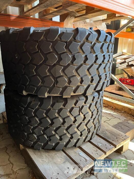  KR445/45R19.5 Tyres, wheels and rims