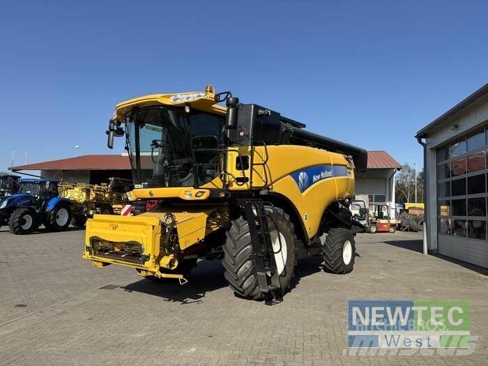New Holland CX 8060 Combine harvesters