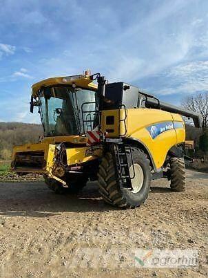 New Holland CX 8090 Combine harvesters